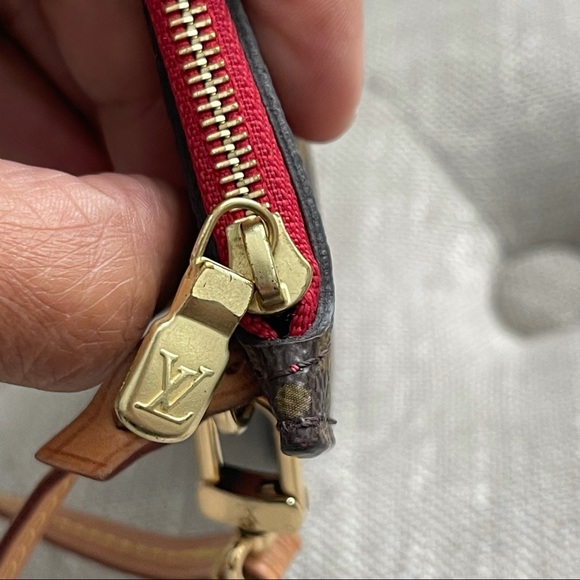 **SOLD** Wristlet - Picture 6 of 9